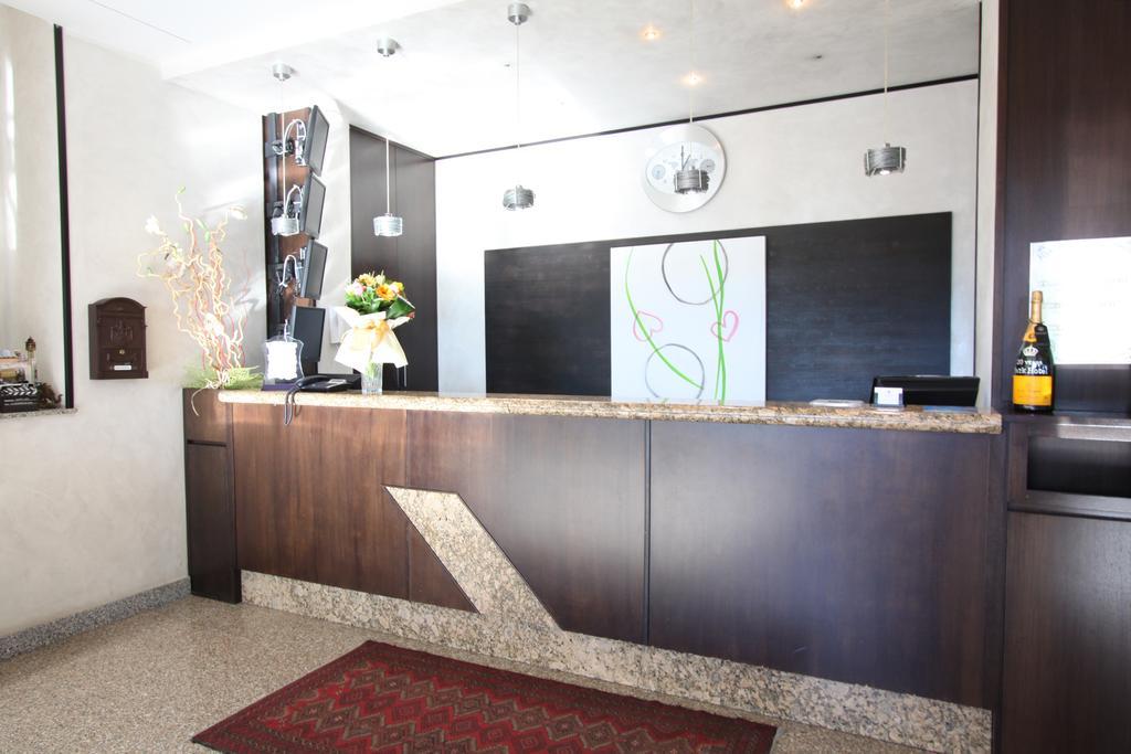 לטינה Park Hotel מראה חיצוני תמונה