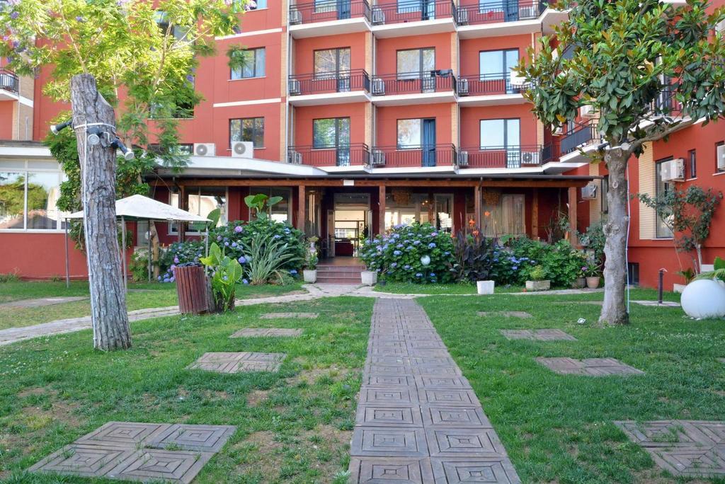 לטינה Park Hotel מראה חיצוני תמונה