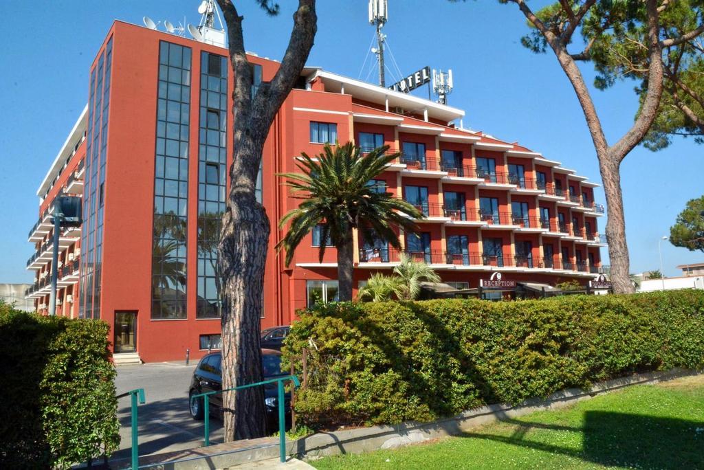לטינה Park Hotel מראה חיצוני תמונה