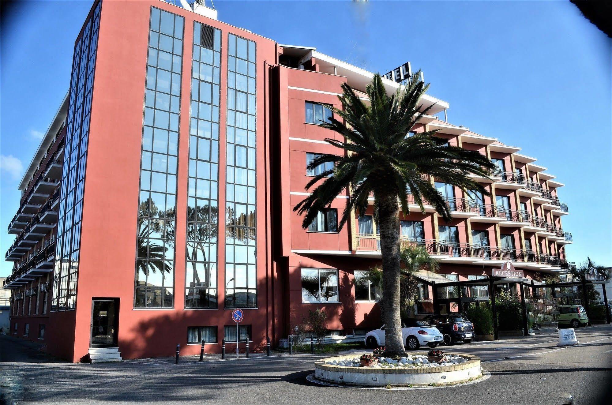 לטינה Park Hotel מראה חיצוני תמונה