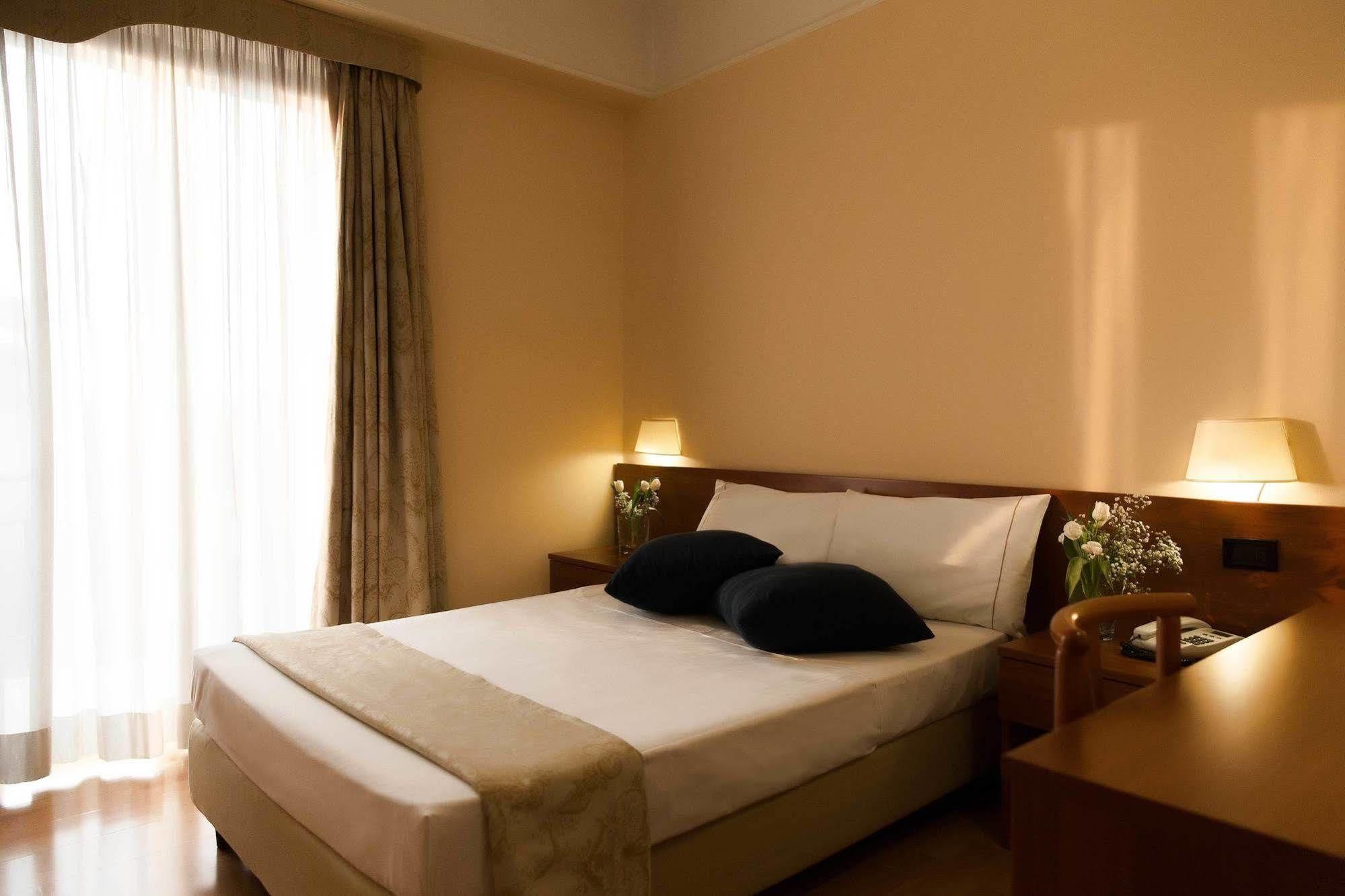לטינה Park Hotel מראה חיצוני תמונה