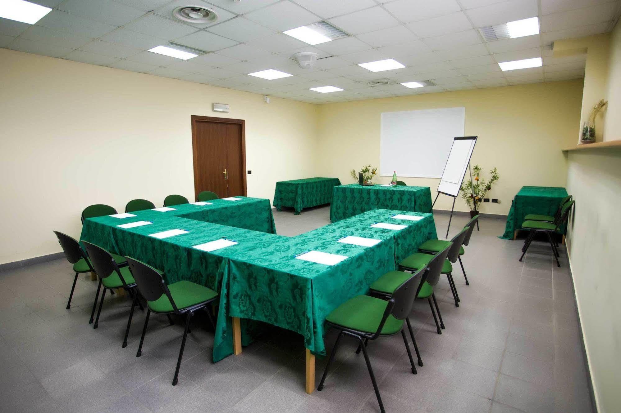 לטינה Park Hotel מראה חיצוני תמונה